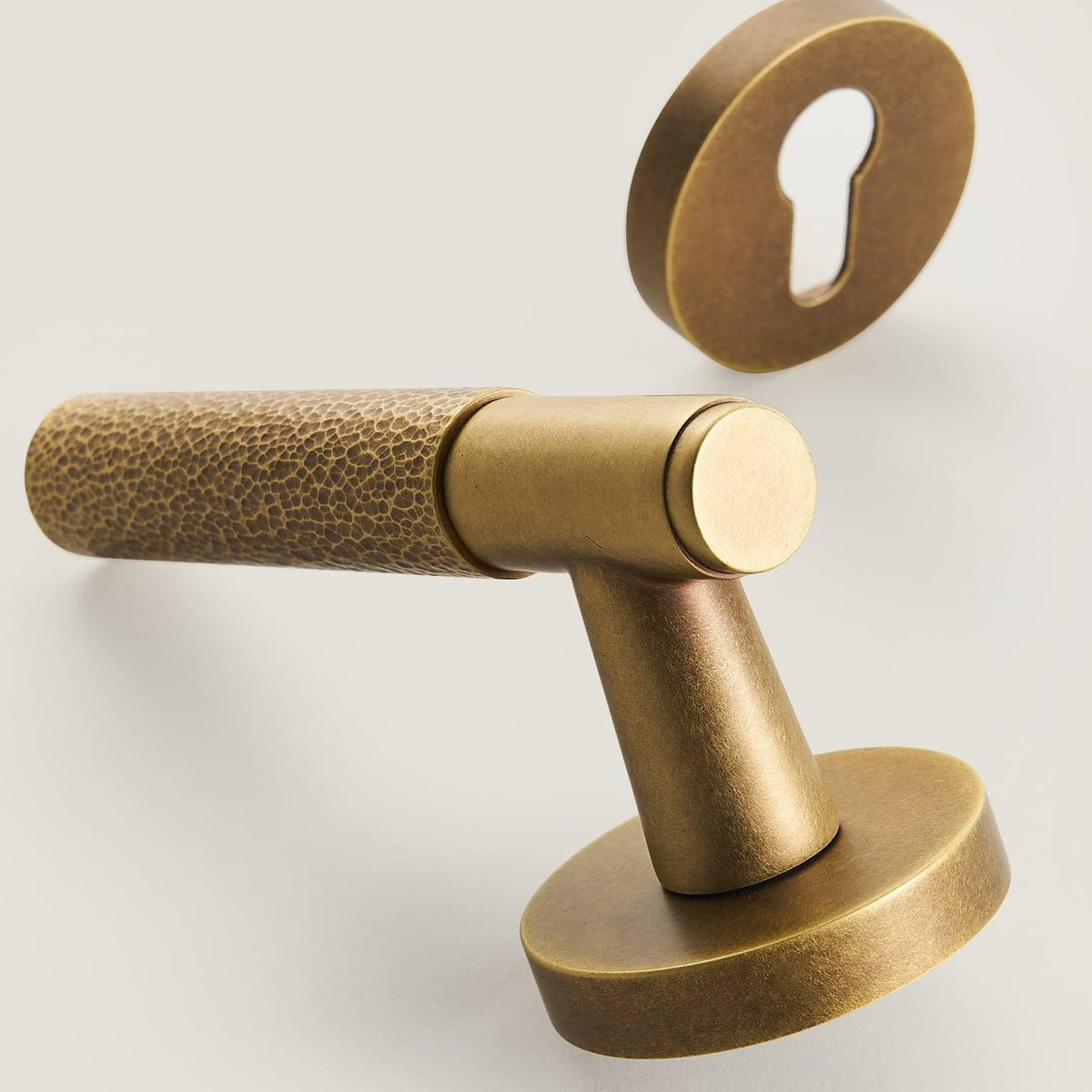 PARO / HAMMERED BRASS / DOOR HANDLES - Handle Shop Couture 