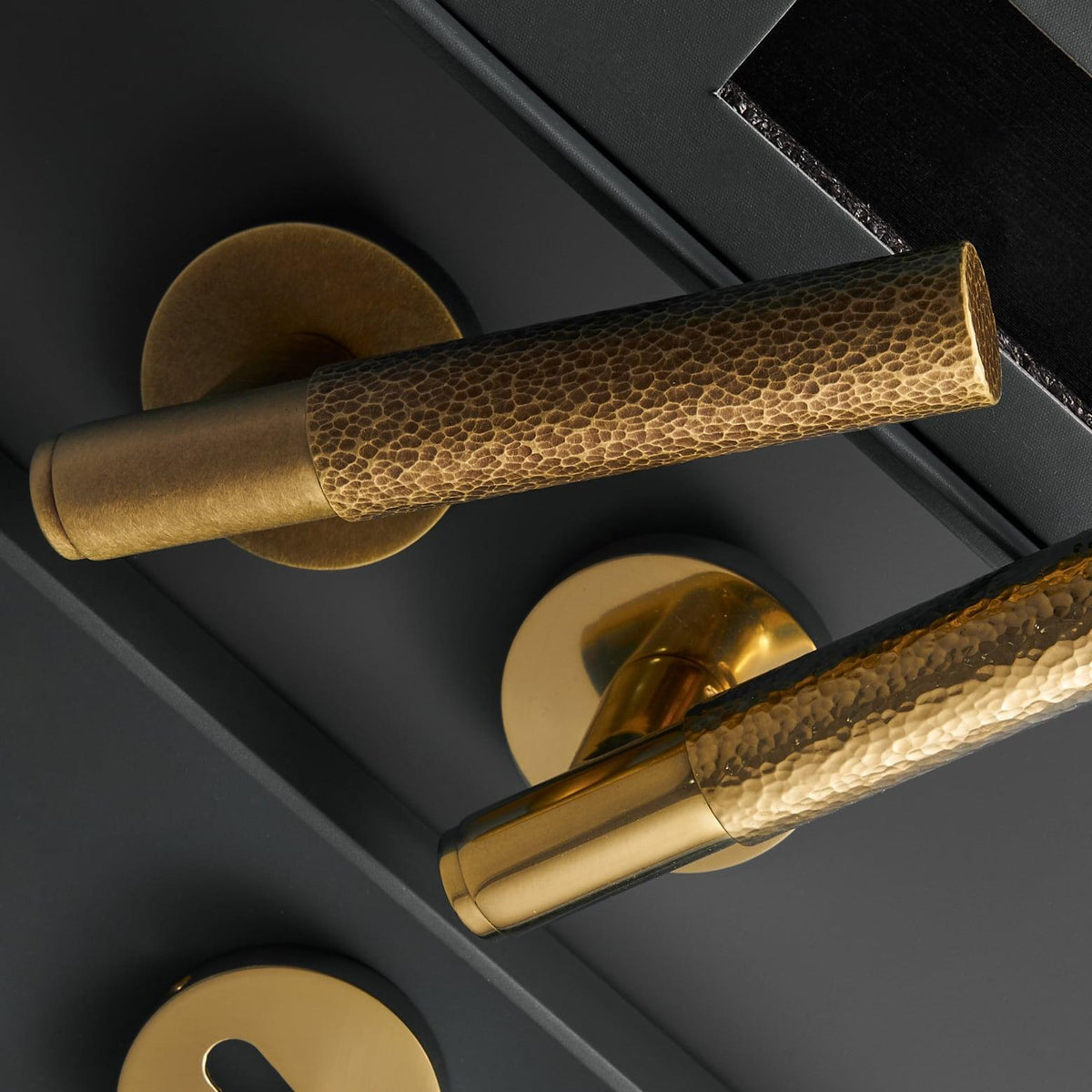 PARO / HAMMERED BRASS / DOOR HANDLES - Handle Shop Couture 