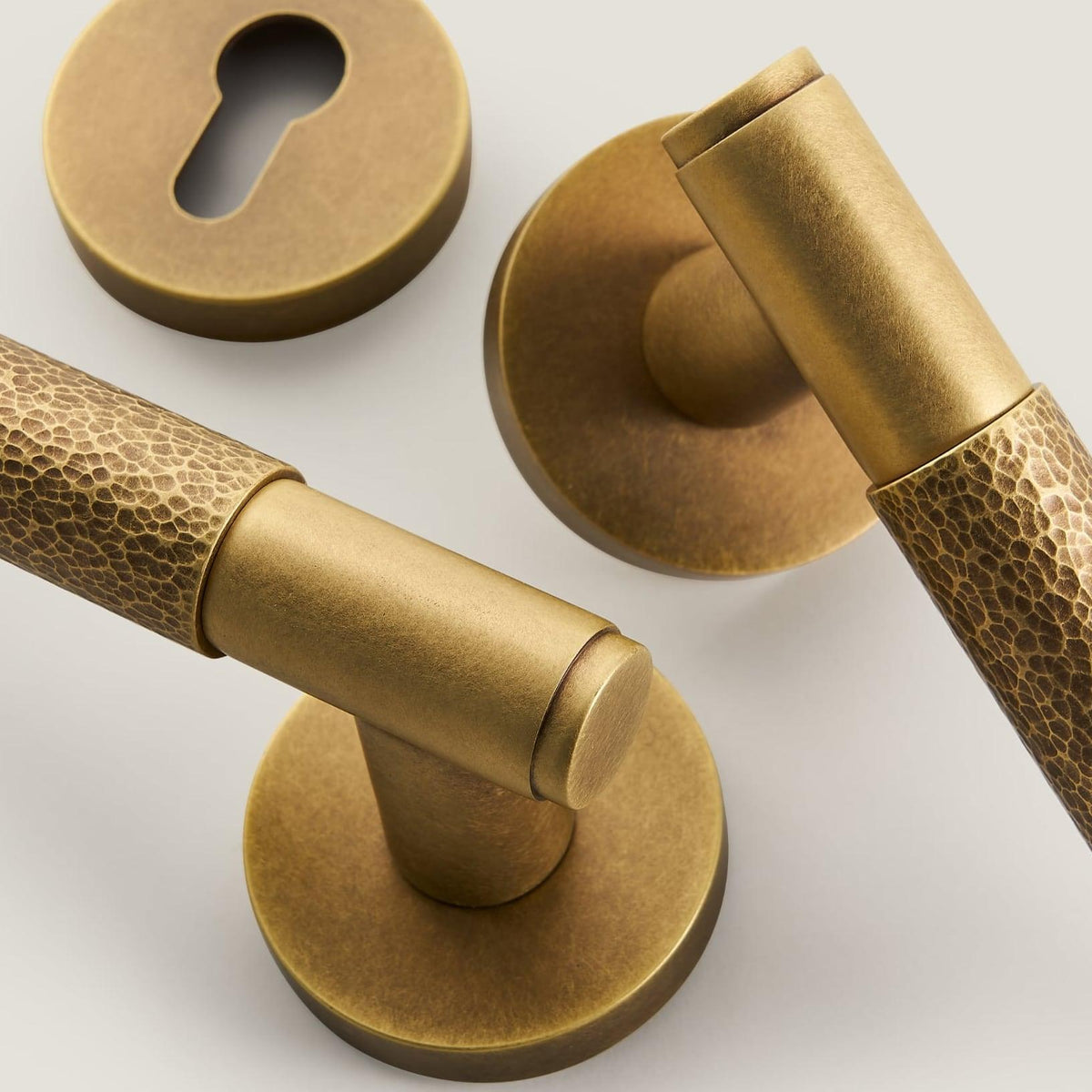 PARO / HAMMERED BRASS / DOOR HANDLES - Handle Shop Couture 