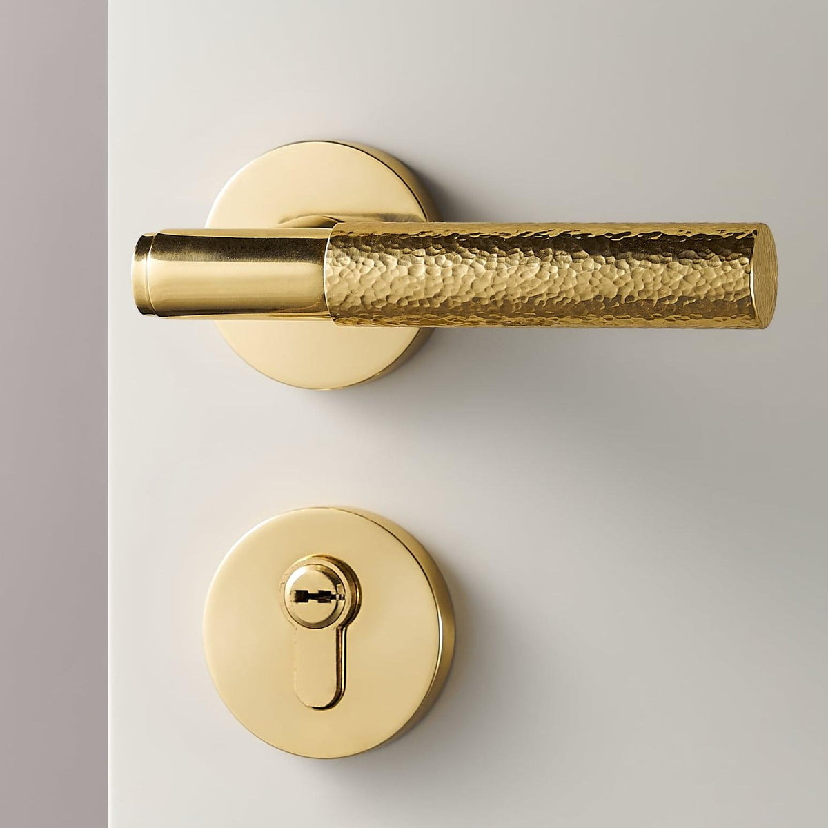 PARO / HAMMERED BRASS / DOOR HANDLES - Handle Shop Couture 