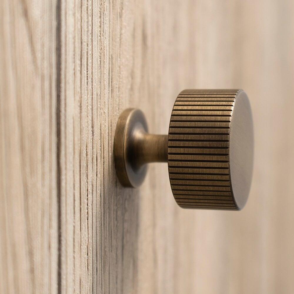 SIMI / SOLID BRASS KNOBS / LINEAR KNURL - Handle Shop Couture 